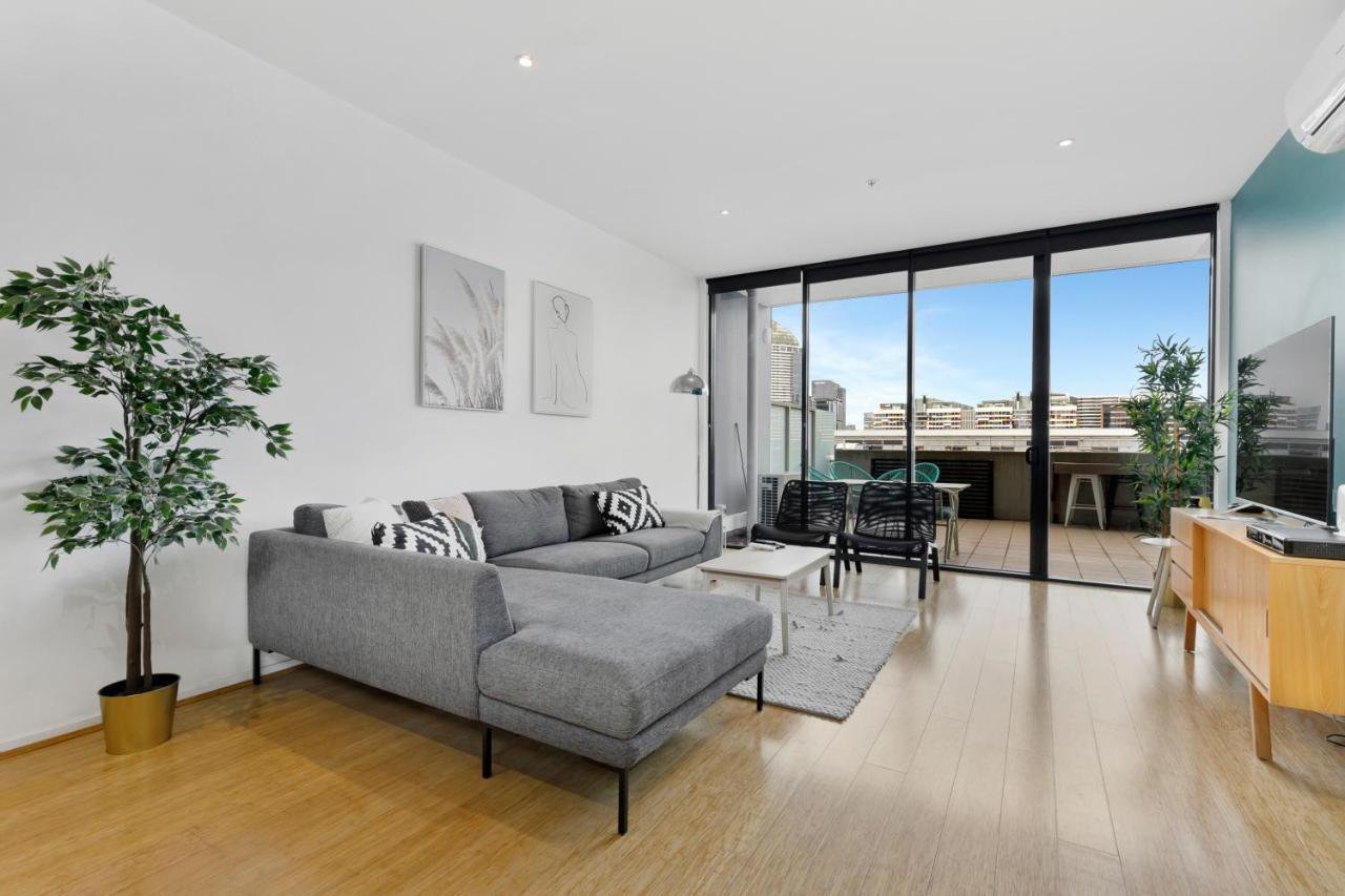 NewQuay Three-Bedroom Apartment with Harbor View